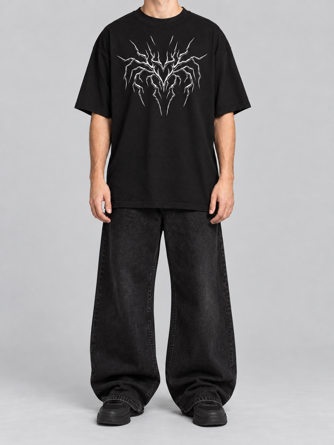 Camiseta Noname con corazón en el frente, vista ilustrativa en modelo